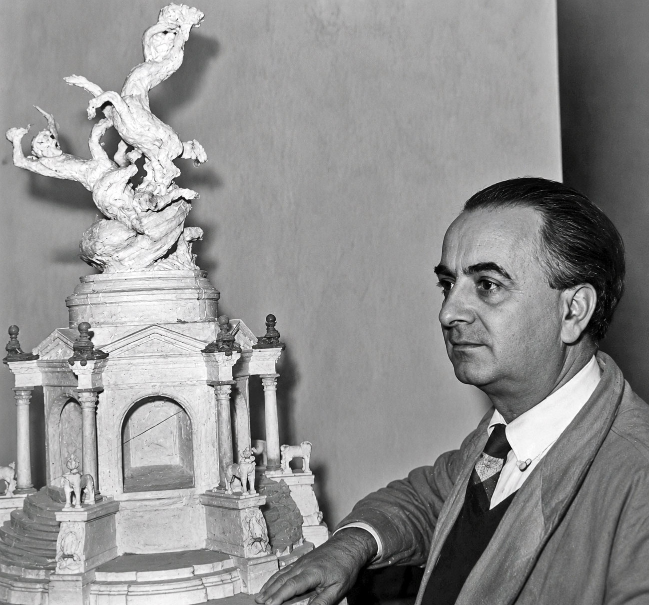 1958-Plaça-del-Collado_Soriano-con-maqueta_LE_GPT